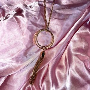 Overlapping accent necklace